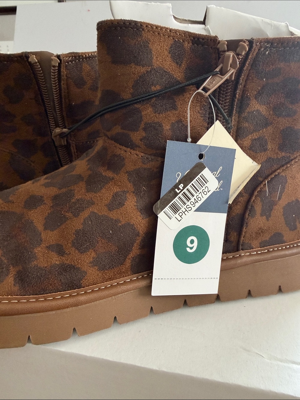NWT Universal Thread Brown Leopard Print Suede Ankle Booties. Size 9.
